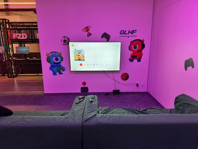 Loungen och den väggmonterade spelskärmen på FUZED Borås