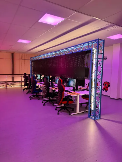 En upplyst entré till en spelyta på FUZED Borås