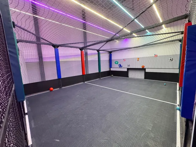 Den inhägnade fotbollsplanen inomhus på FUZED Borås