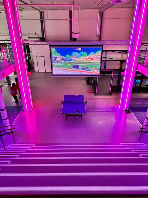 Trappan ner till spelskärmen och umgängesytan på FUZED Borås