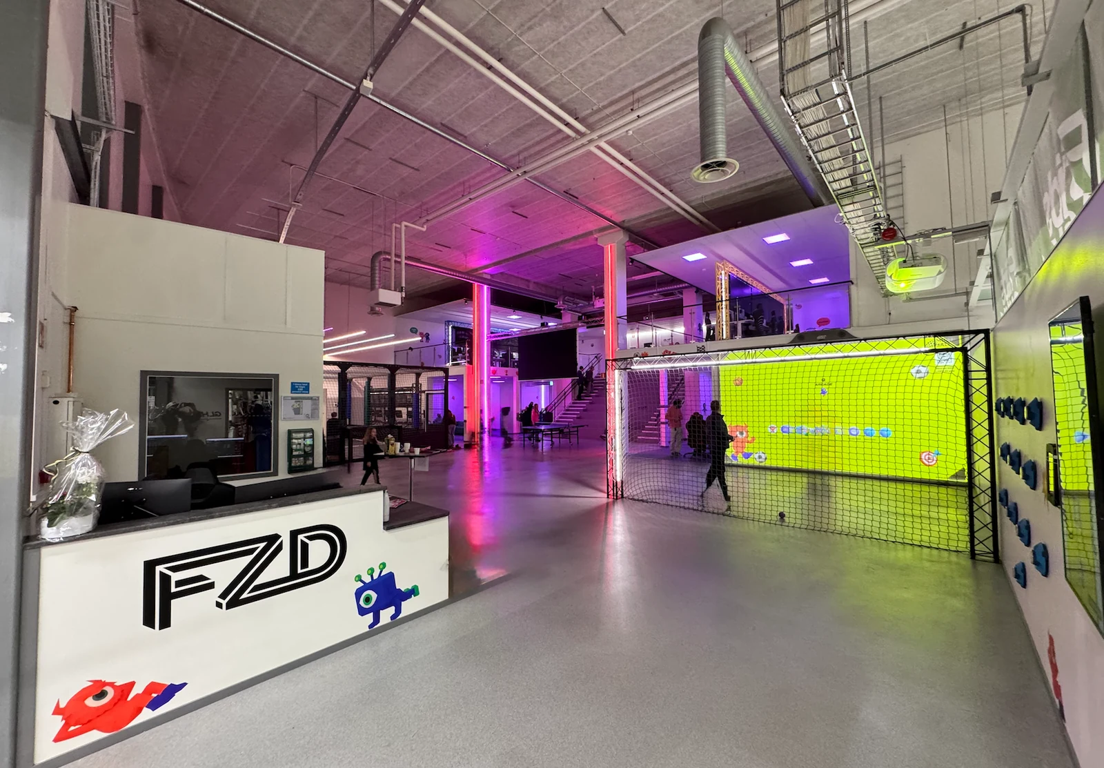 Inne på FUZED Borås, med reception, sportyta och en upplyst aktivitetsvägg