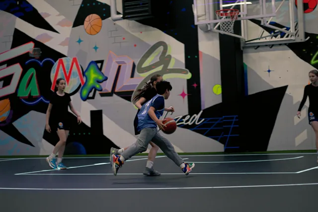 Spelare på basketplanen inomhus på FUZED Helsingborg