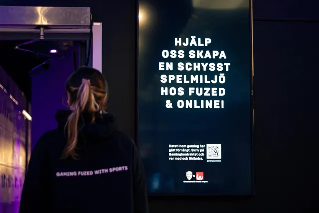 En besökare vid en informationsskärm på FUZED