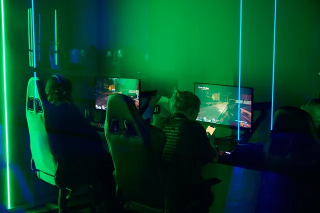 PC-spelstationer i ett grönbelyst rum i Helsingborg