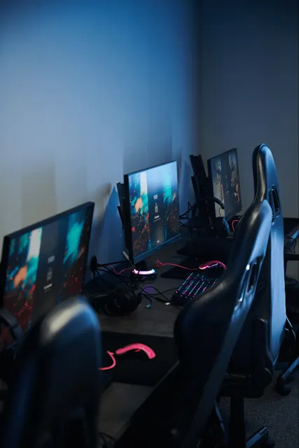 En rad datorer och gamingstolar på FUZED Helsingborg