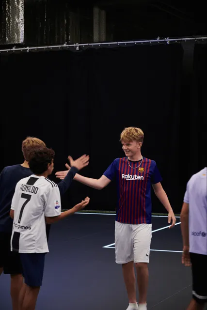 Ungdomar som gör high five på sportplanen