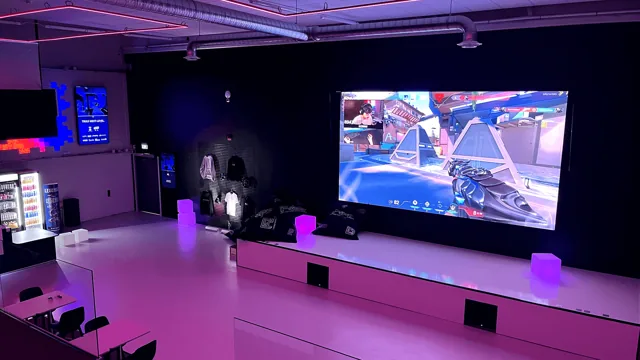 Loungen och den stora spelskärmen på FUZED Helsingborg