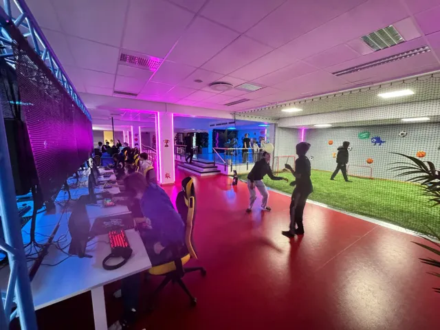 Besökare på spel- och aktivitetsytorna på FUZED Skellefteå