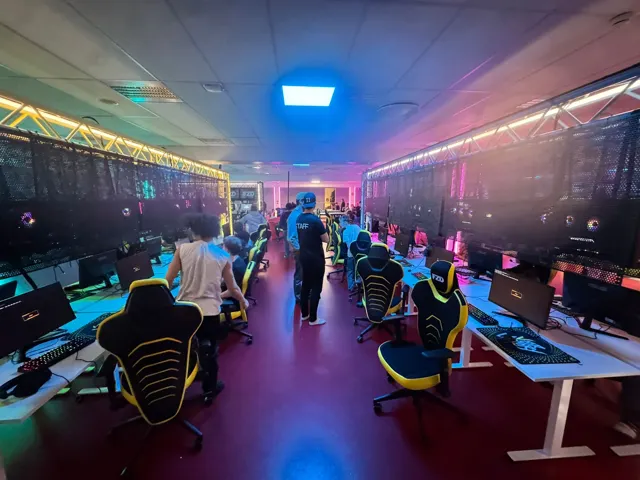 Ungdomar som spelar vid rader av speldatorer på FUZED Skellefteå