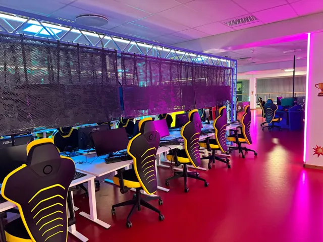 En rad PC-spelstationer vid fotbollsplanen på FUZED Skellefteå