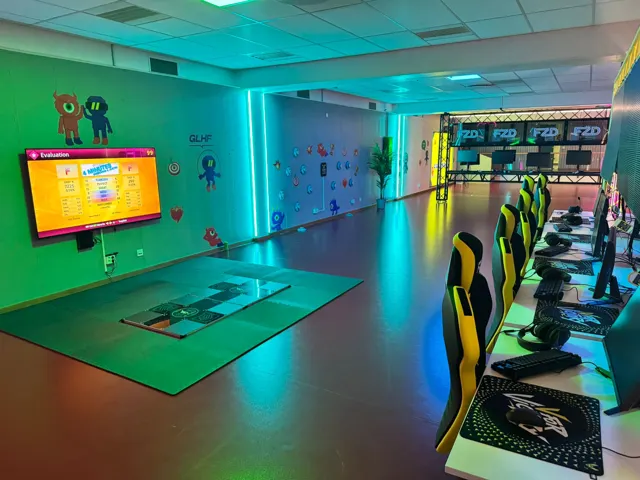 Den interaktiva spelväggen och PC-stationerna på FUZED Skellefteå