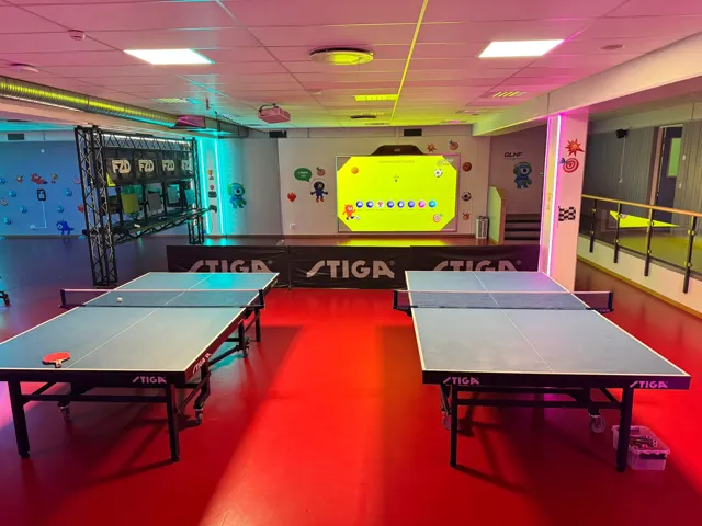 Bordtennisbord och en aktivitetsvägg på FUZED Skellefteå