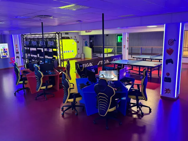 En översiktsbild av spelstationer och bordtennis på FUZED Skellefteå