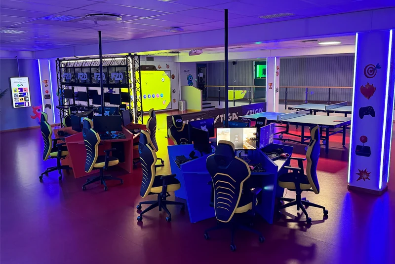 Inne på FUZED Skellefteå, med spelstationer, bordtennis och en upplyst aktivitetsvägg
