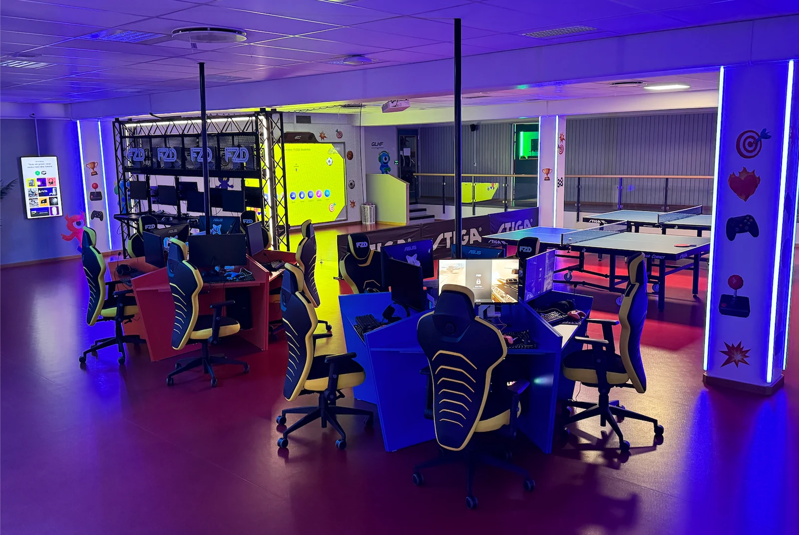 Inne på FUZED Skellefteå, med spelstationer, bordtennis och en upplyst aktivitetsvägg