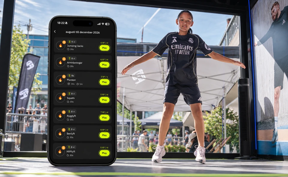 En tjej som hoppar på en FUZED-arena, med appens fysiska aktiviteter visade i en iPhone-modell