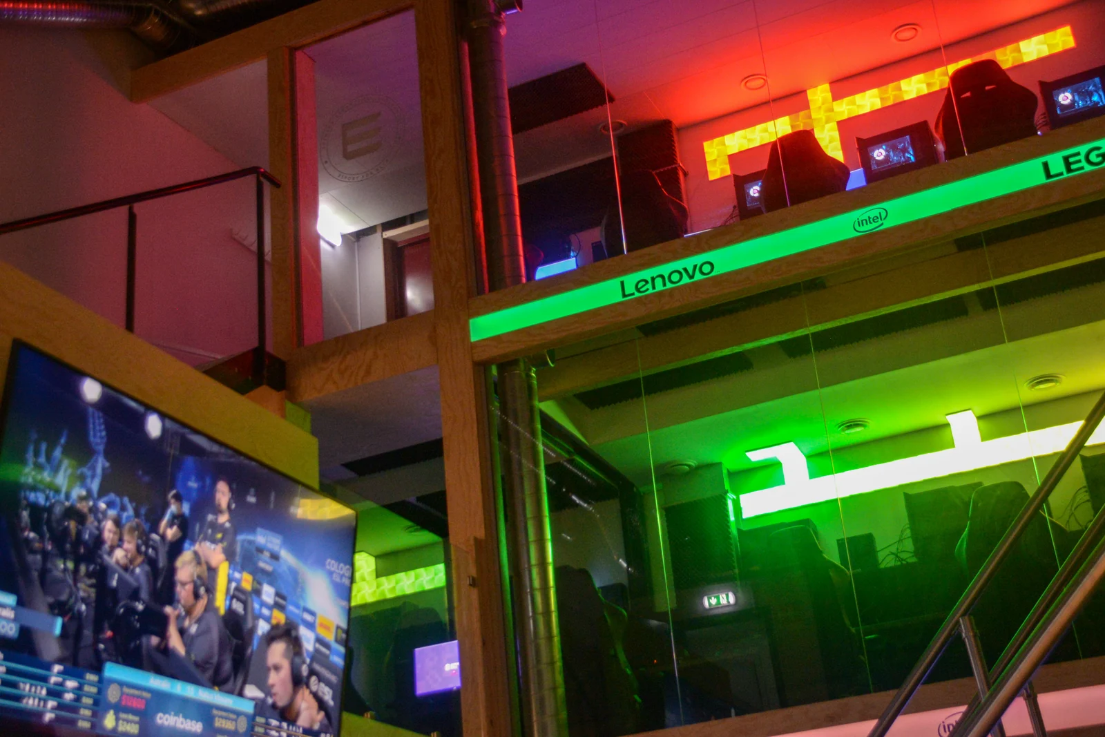 Den färgglada interiören i Uddevalla Esportshallen