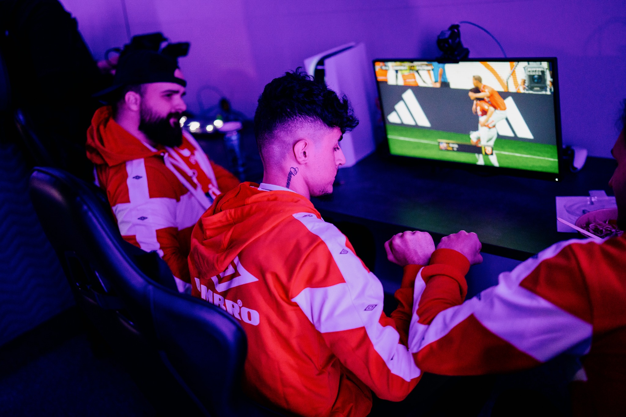 Spelare i röda och vita lagtröjor spelar tillsammans på en FUZED-arena under eAllsvenskan