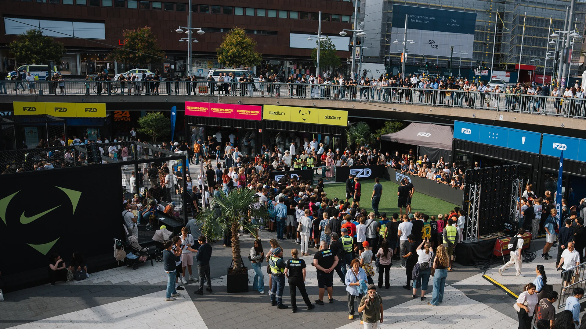 FUZED-evenemanget fyller Sergels torg med fotbollsplaner, aktiviteter och besökare