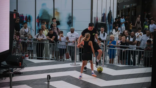 En fotbollsfreestyler som gör bolltrick inför publik