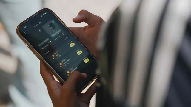 En besökare som använder FUZED-appen på en telefon