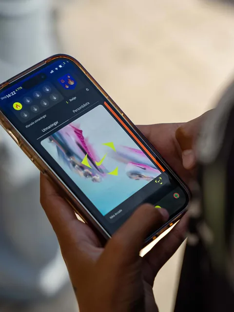 En besökare som provar ett spel på en telefon under evenemanget