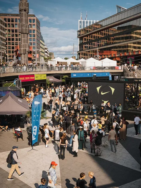En översiktsbild av besökare och aktivitetsytor som fyller Sergels torg