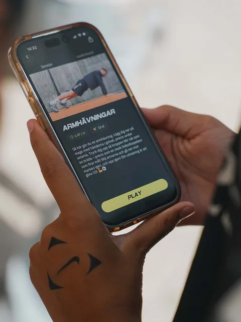 En telefon som visar armhävningar som aktivitet i FUZED-appen