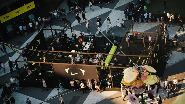 Nikes fotbollsaktivitet och besökare på Sergels torg, sett ovanifrån